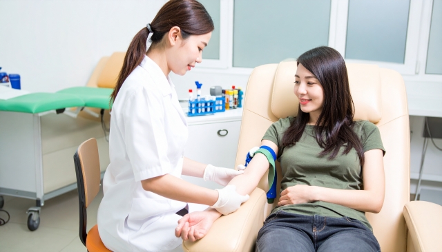 診察について説明を受ける女性
