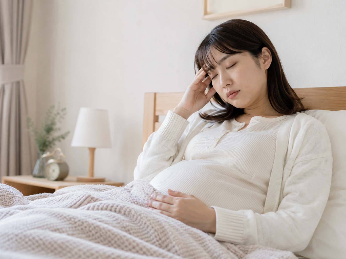 眠気やだるさで休んでいる女性