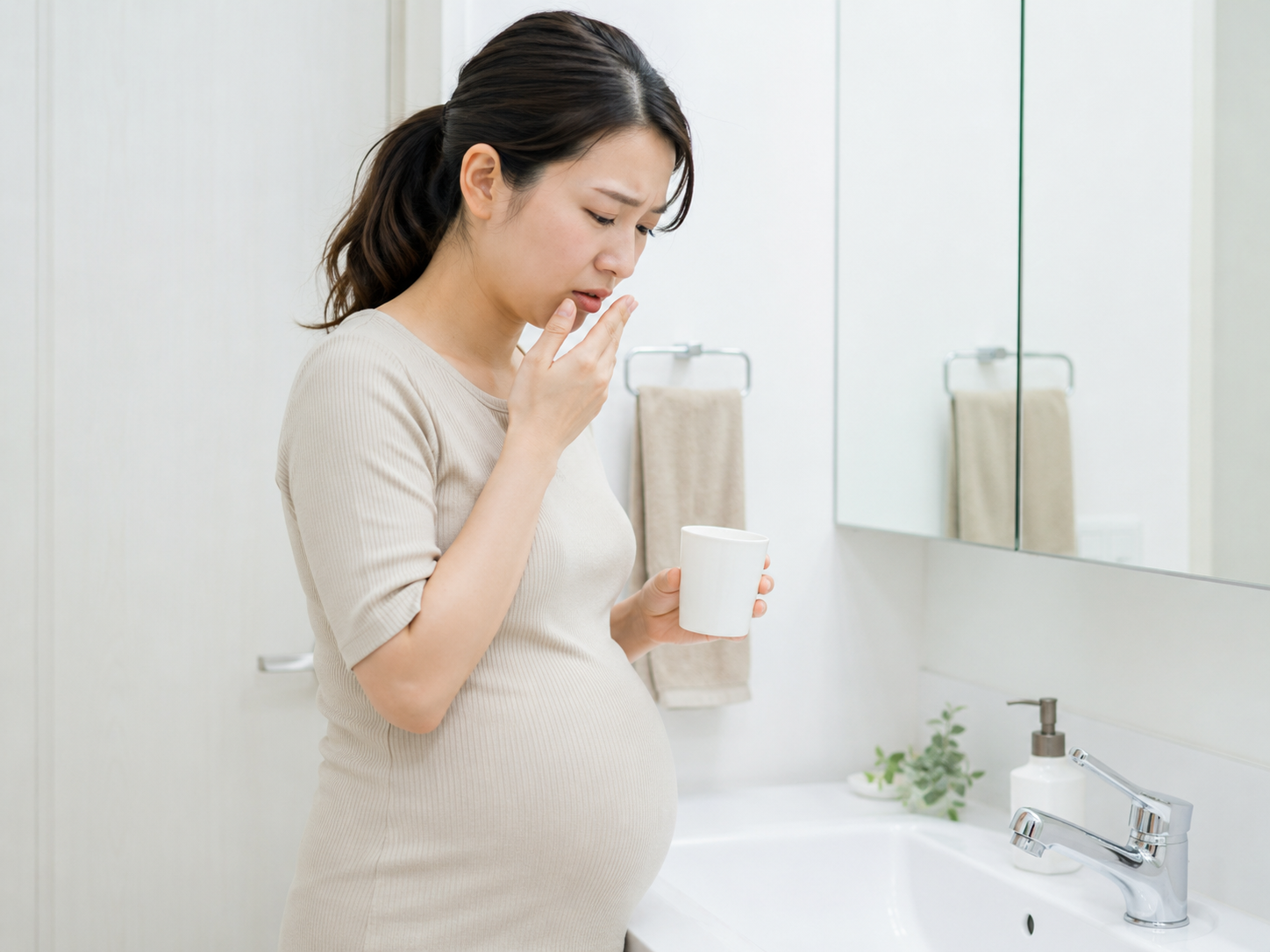口元の不快感に悩む女性