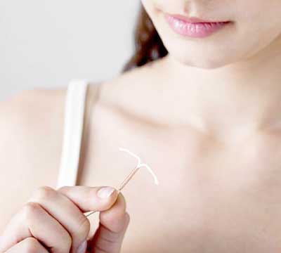 ミレーナを手に持つ女性