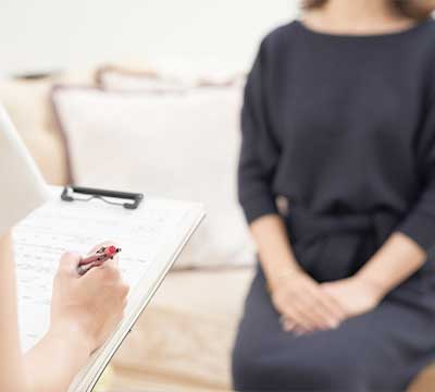 医師に相談する患者